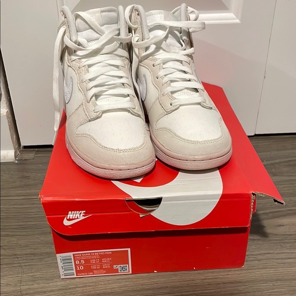 Nike High-Top Sneakers in Cream and Light Pink - Picture 4 of 5